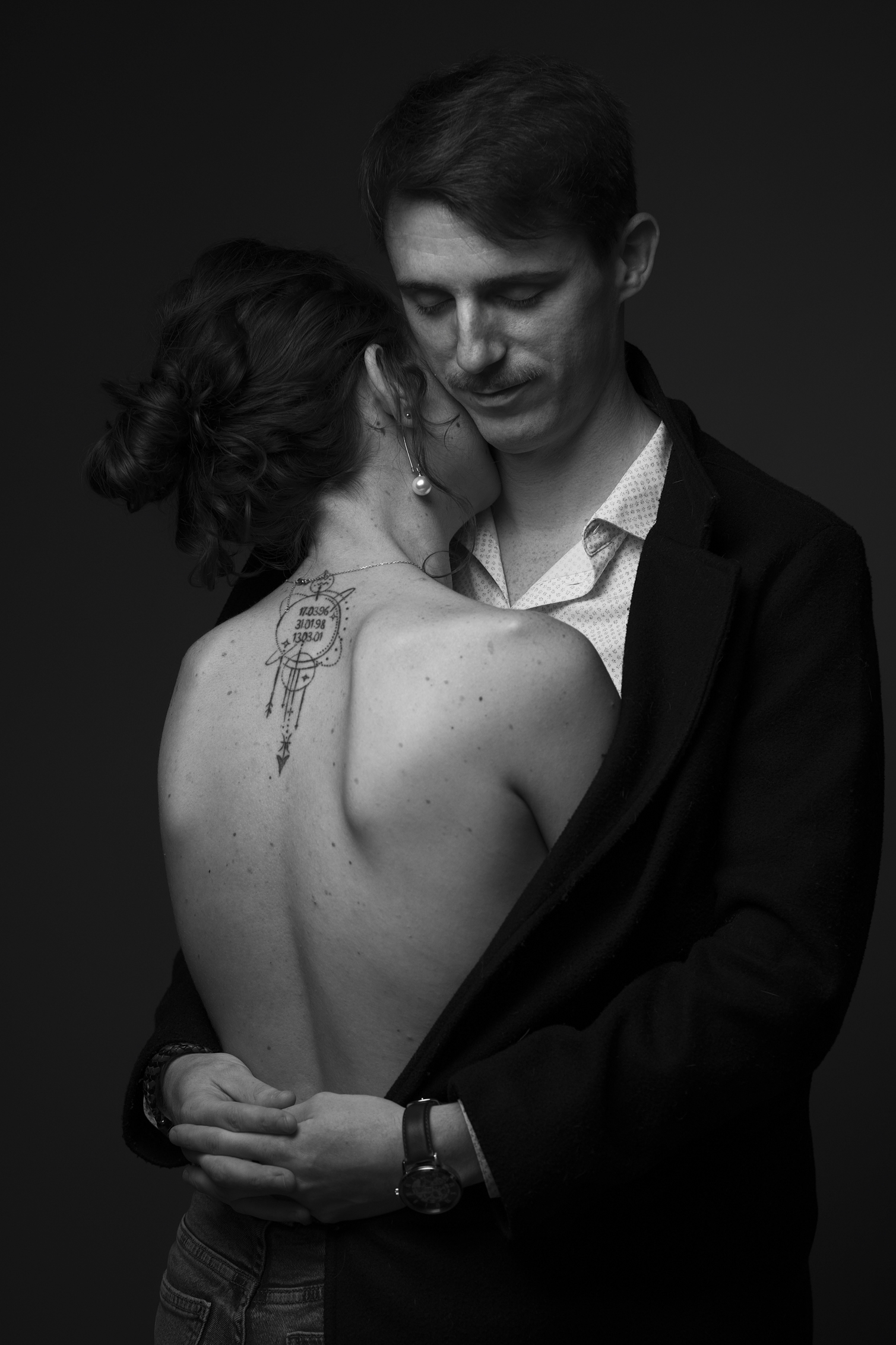 Photo en noir et blanc d'un couple photographiés au studio